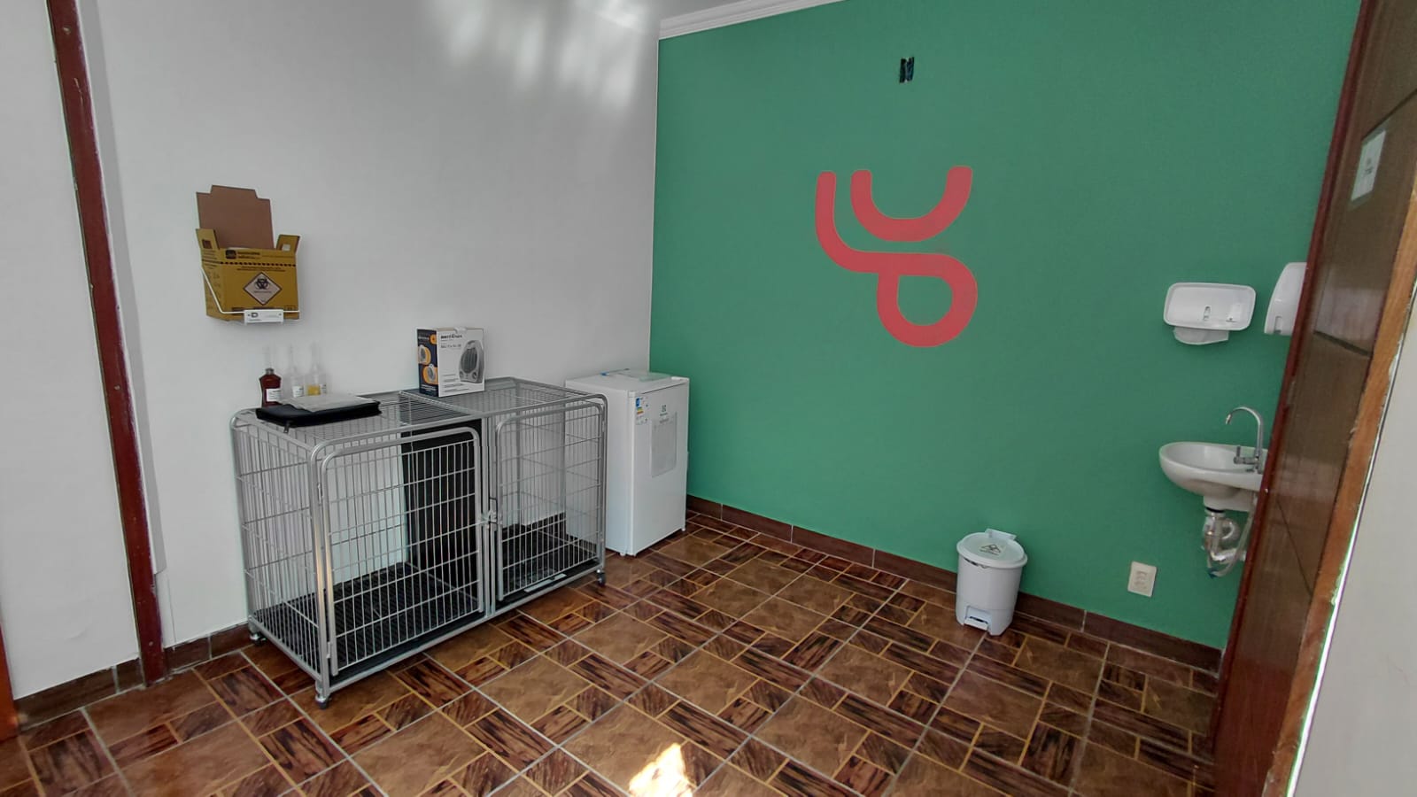 Sala de Recuperação - possui baias de aço galvanizado, para que o animal possa voltar da recuperação do seu Pet.